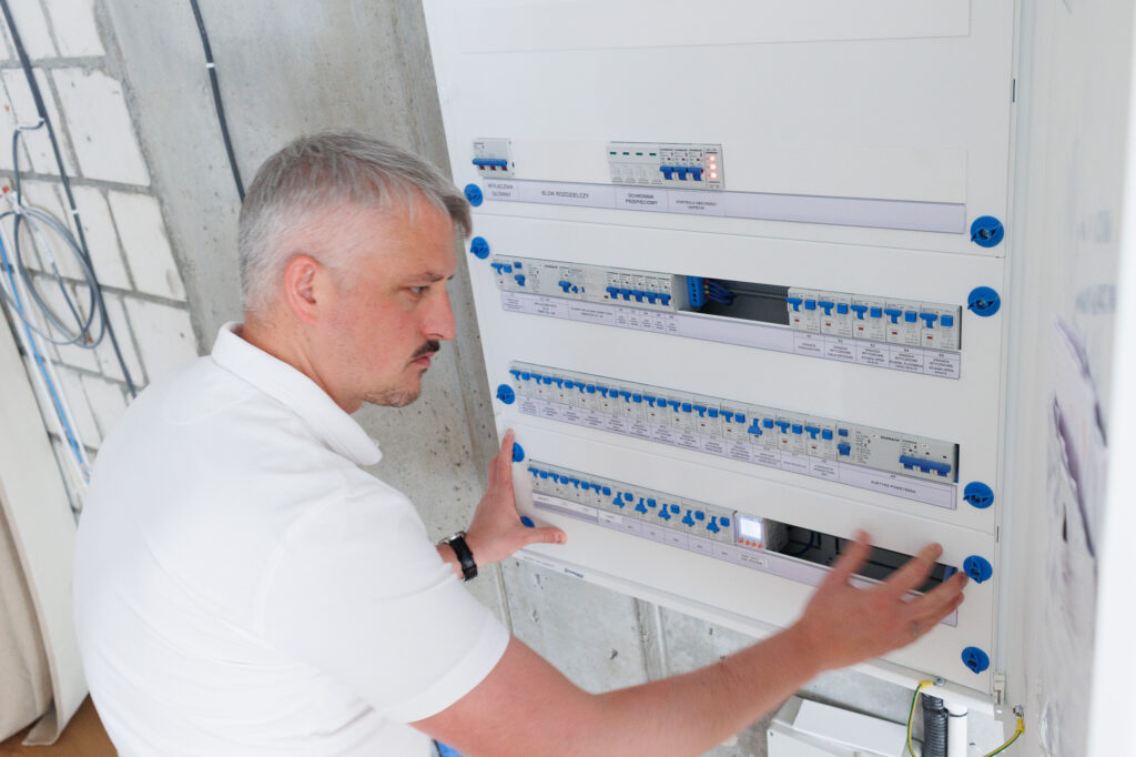 Read more about the article Jak smart home pomaga oszczędzać energię? 7 sposobów na bardziej energooszczędny dom