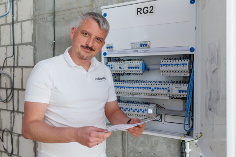 Read more about the article Przewodowy czy bezprzewodowy smart home: jaki system wybrać?